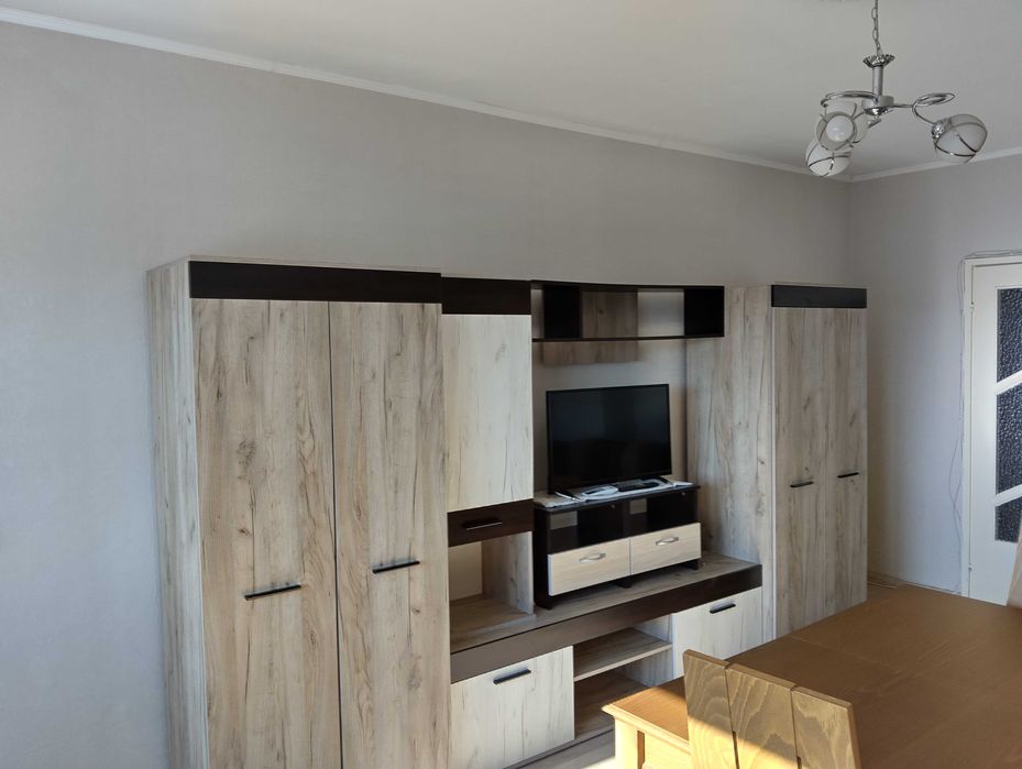 Дава под наем делгосрочно тристаен разширен апаратамент