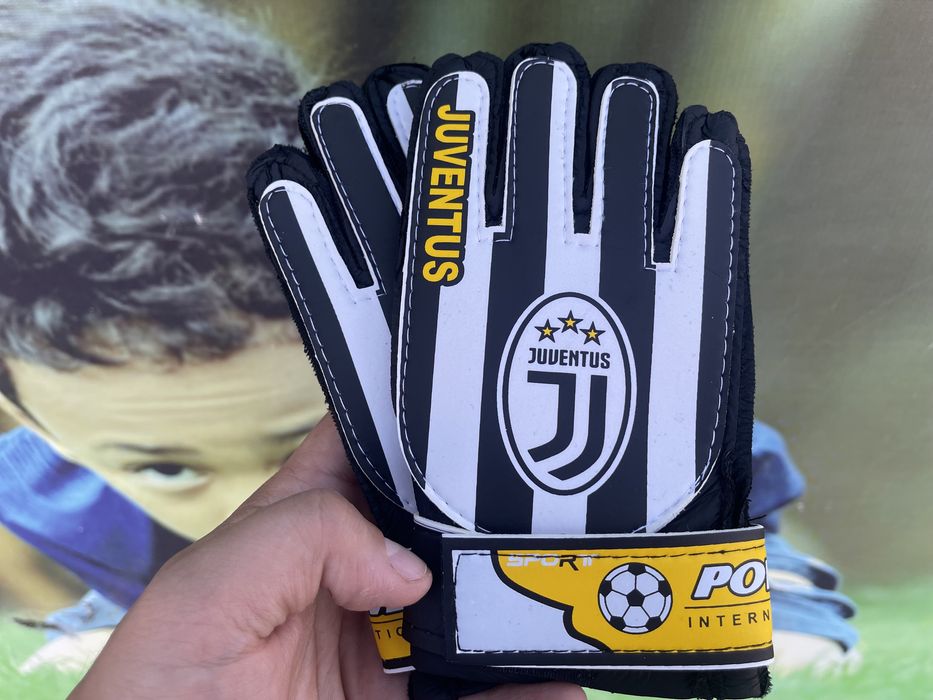 Вратарские перчатки