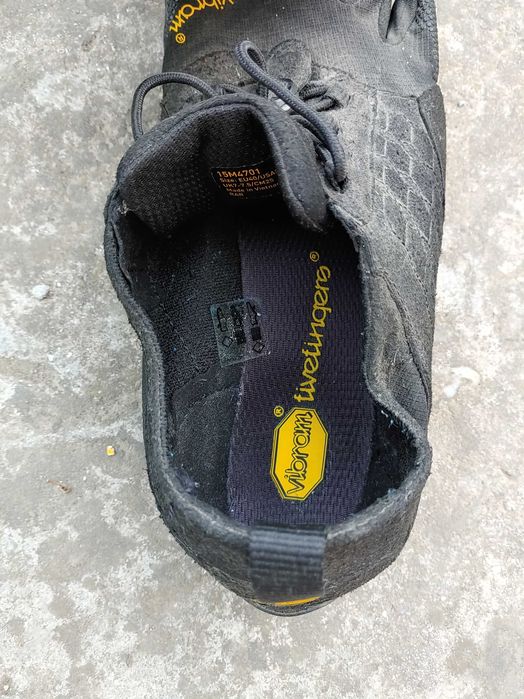 Încălțăminte Minimalistă VIBRAM FiveFingers – Mărime 40 + Șosete incluse