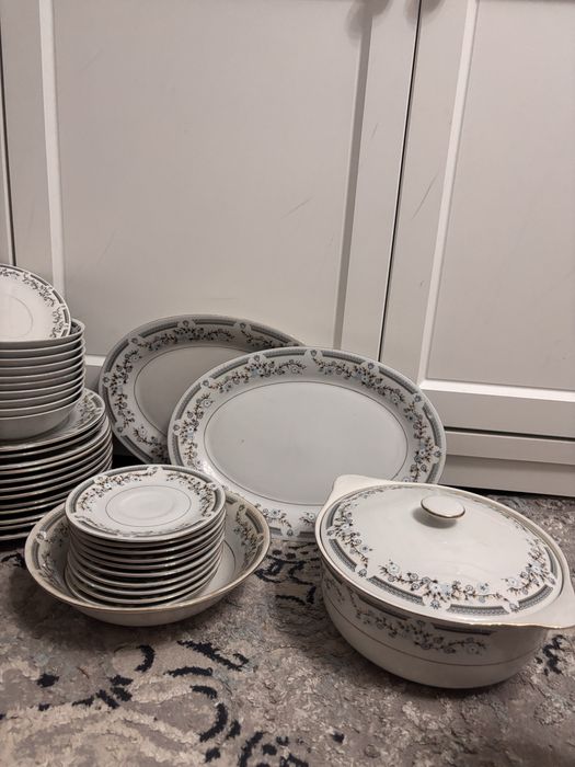 Столовый набор из тарелок