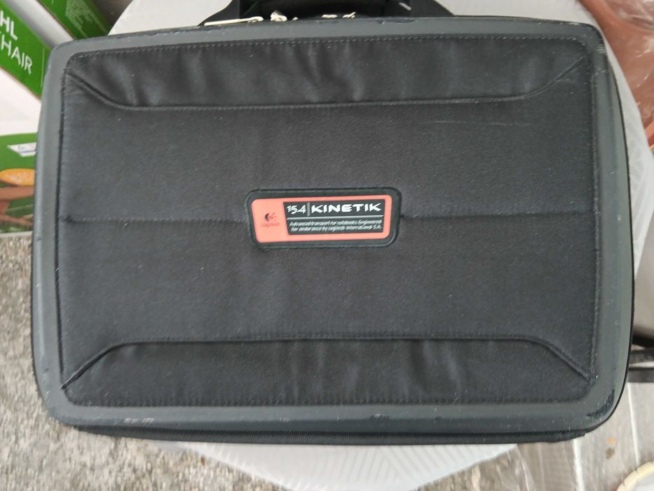 Чанта за лаптоп Logitech Kinetik