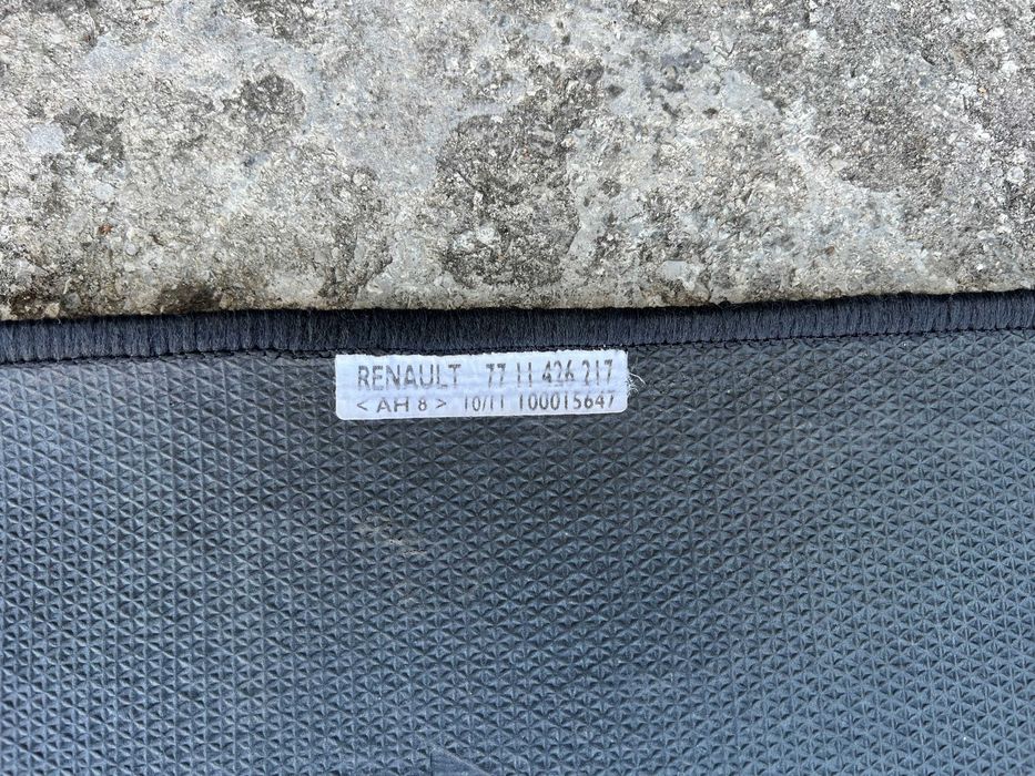 Продавам ОРИГИНАЛНА стелка/постелка за багажник за Рено/Renault!