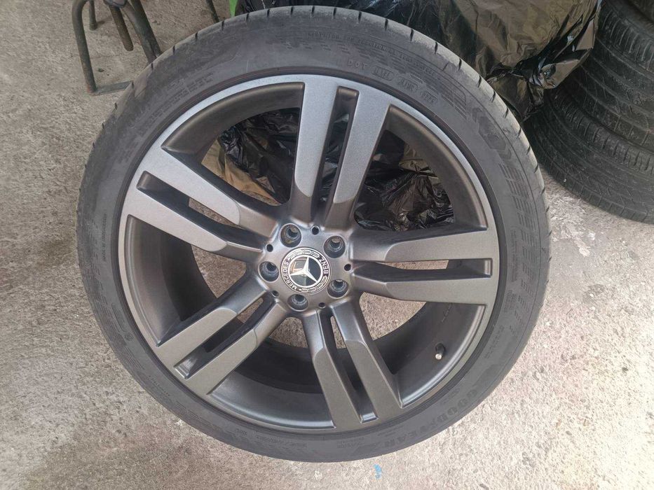 Гуми 20 цола 235/45/20 2 бр. и 255/40/20 Goodyear с джанти за Mercedes