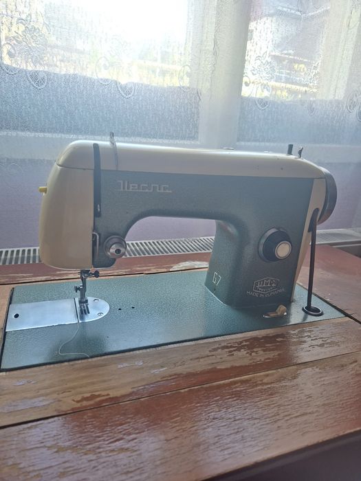 Mașina de cusut vintage Ileana
