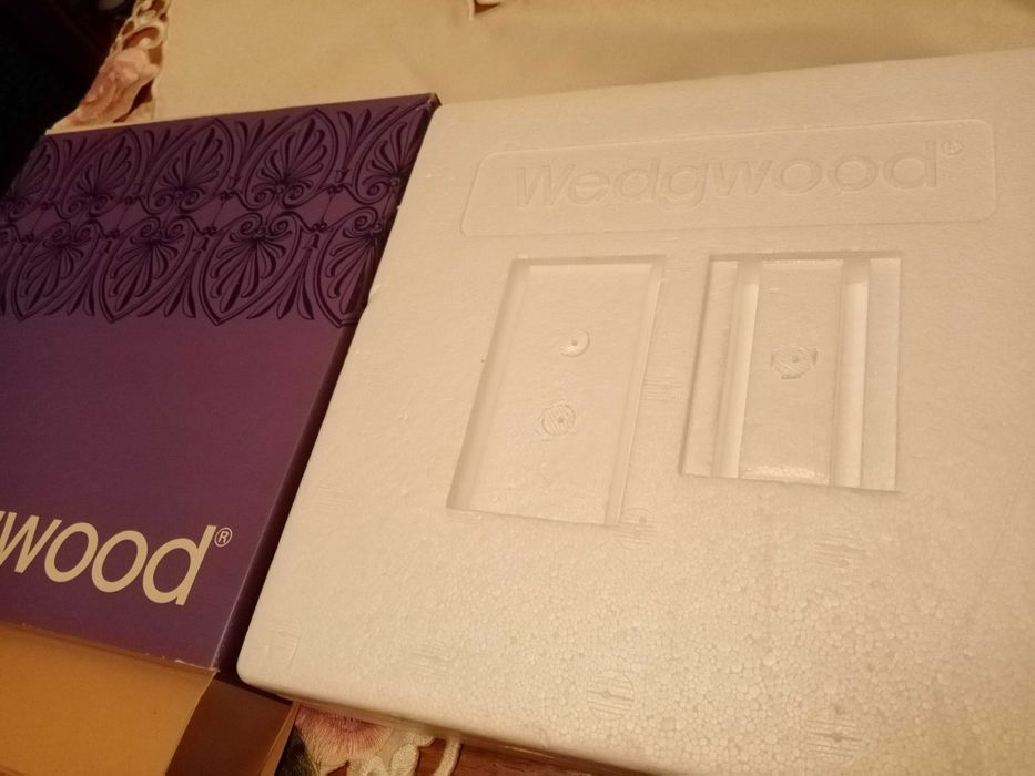 Farfurie mare Wedgwood jasper Regina Elisabeta II in cutia originala