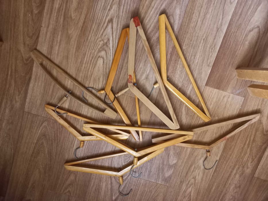 Продам деревянные вешалки-плечики для одежды