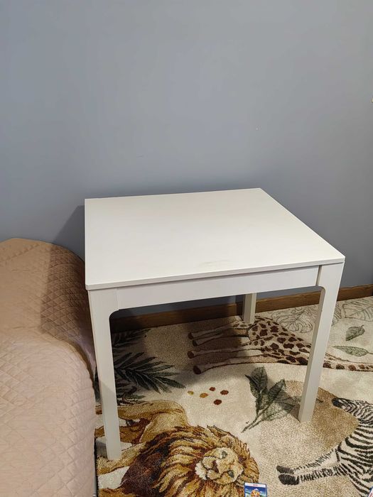 Дървена, бяла маса