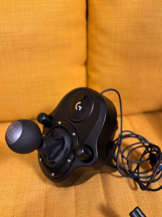 Volan Logitech g923 cu schimbator de viteze si pedale