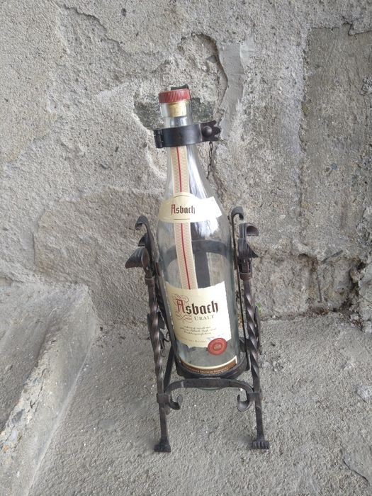 Продавам огромна стойка за бутилка от ковано желязо в стил Арт Нуво