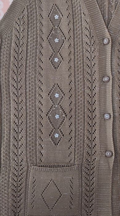 Нежная, красивая, вязаная женская безрукавка.