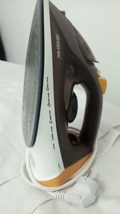 Гладильная доска с утюгом рабочая.