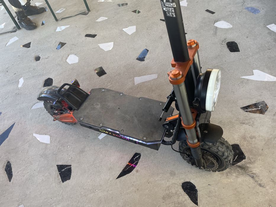 Vând o trotineta eletrica de 6000 de w o dau la schimb dar si pe bani