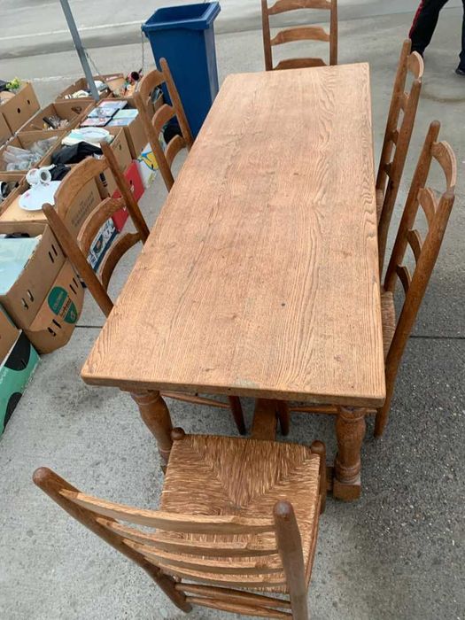 Masa din lemn masiv cu sase scaune