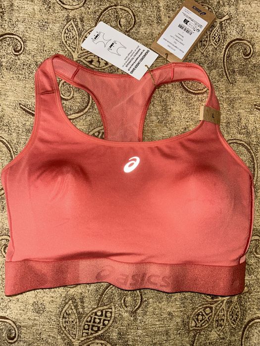 Asics бюстие, чорапи, ветровка, шорти.