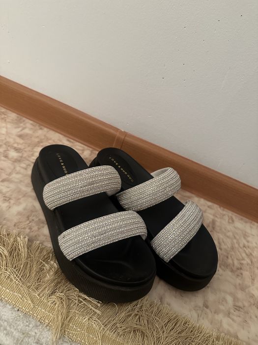 Продам босоножки