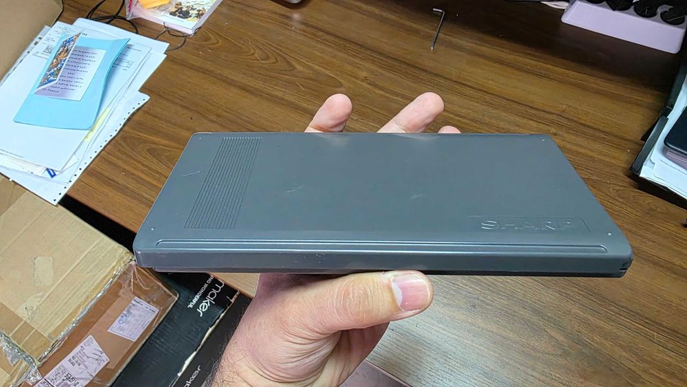 Джобен компютър Sharp PC-E500 от 80-те години
