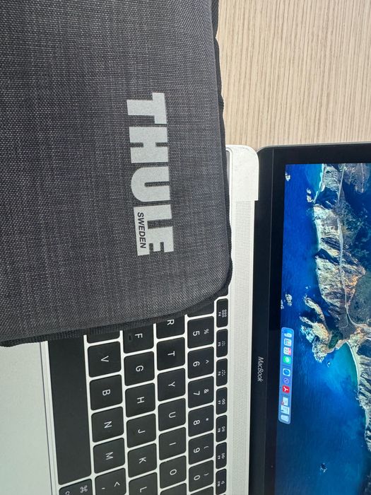 MacBook 12“ Retina Early 2015 плюс чанта Thule
