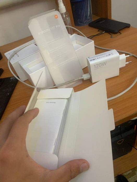 Xiaomi 12T Pro 8/256 Full zaradkalari bilan srochni sotiladi