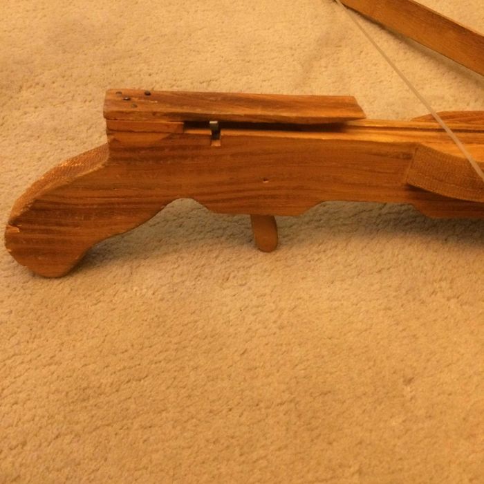 Arbaleta pentru panoplie dar si functionala pt trageri la tinta