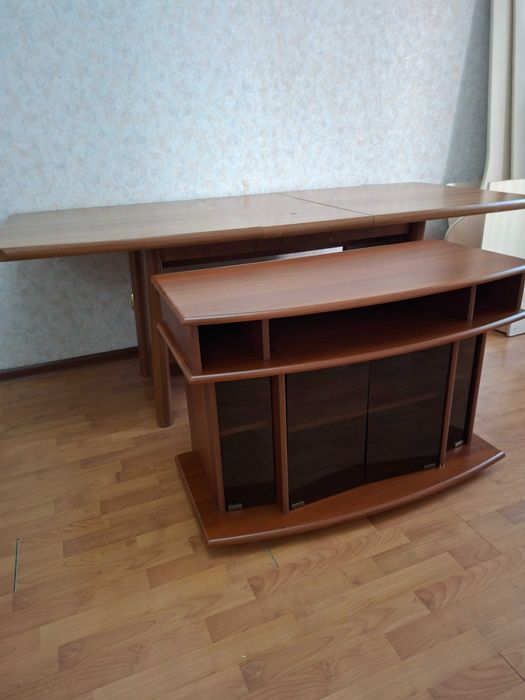 Продам столы, тумбу тв