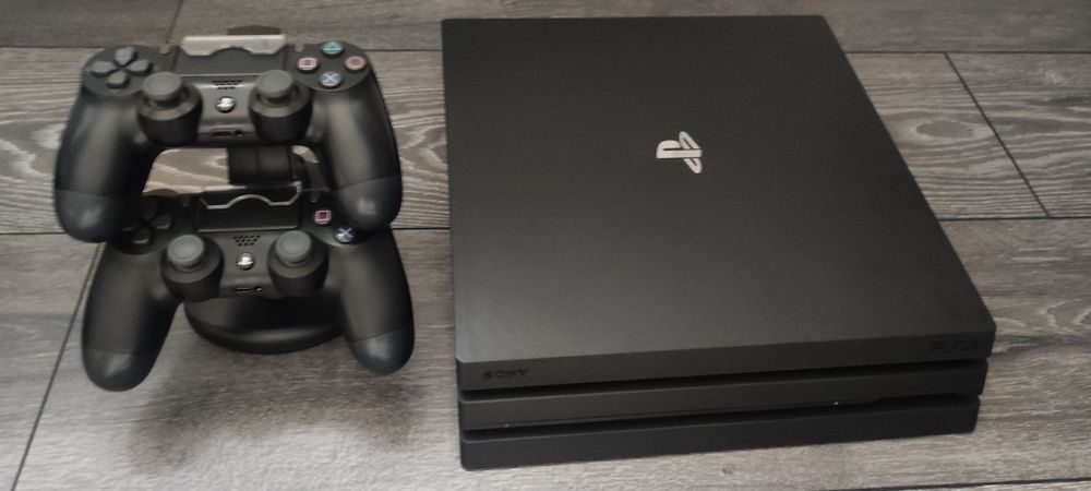 Vând PS4 PRO  foarte puțin folosit