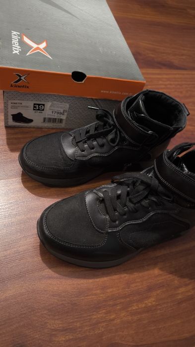 Ботинки продам , размер 39 .