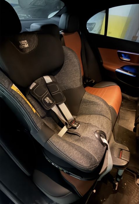 Sacun auto Isofix britax 0-18kg, gri inchis-negru