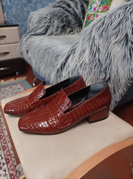 Продаются туфли лакированные.