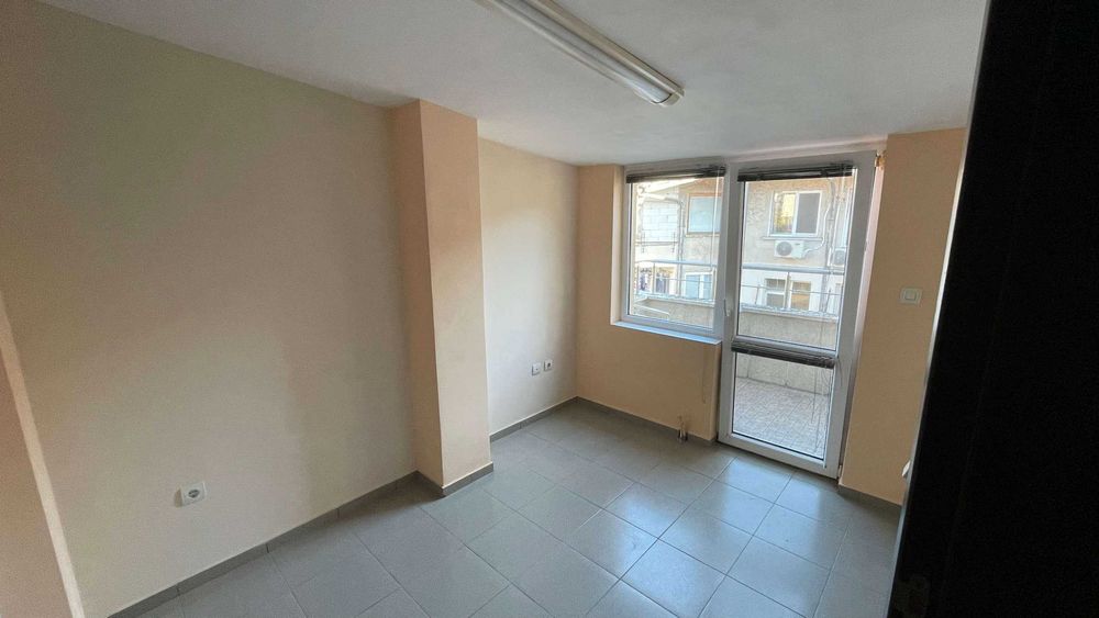 Продавам прекрасен 4-стаен апартамент в нова сграда в кв. Бели брези