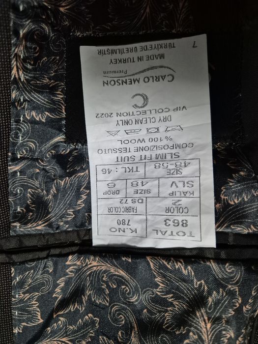 Vând costum, 2 piese, culoare maro