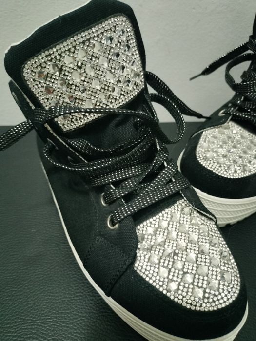 Adidași cu ștrasuri