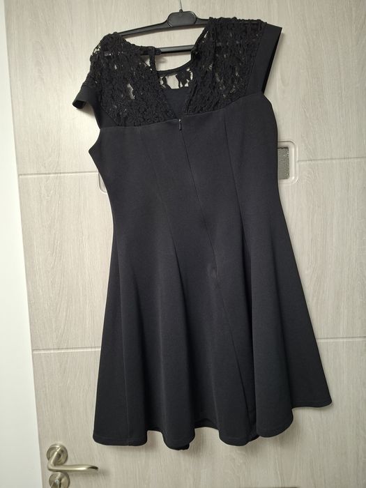 Rochie neagra  cu umeri din dantela cu fermoar si un nasture la spate