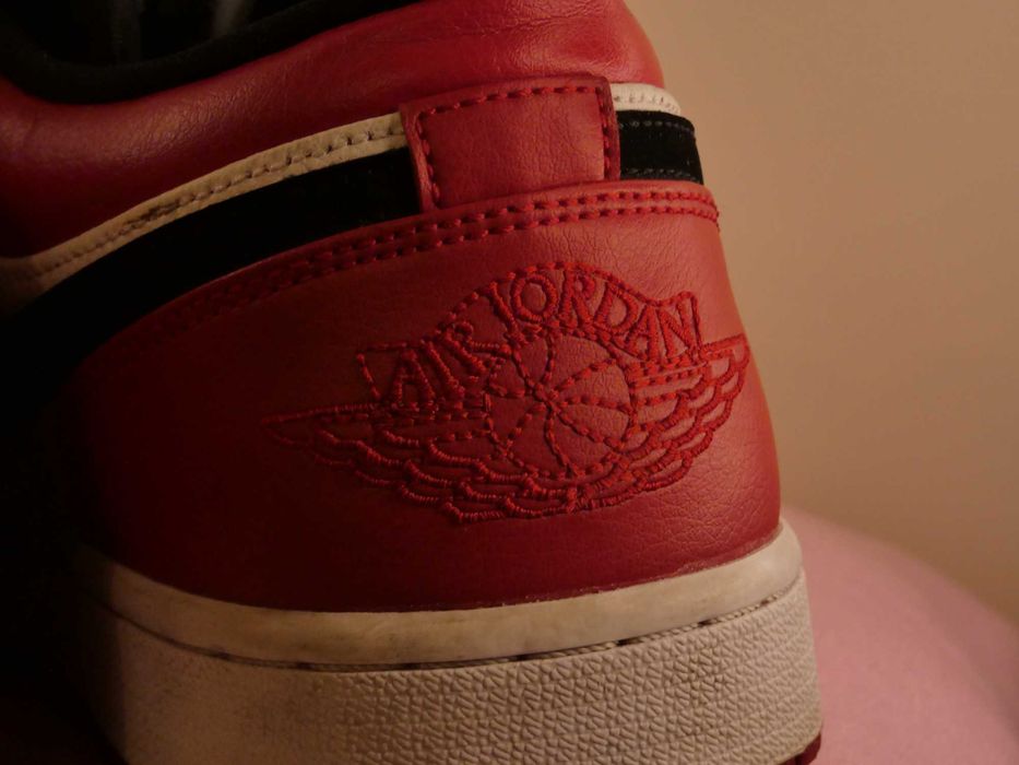 Jordan 1 Low
Black Toe