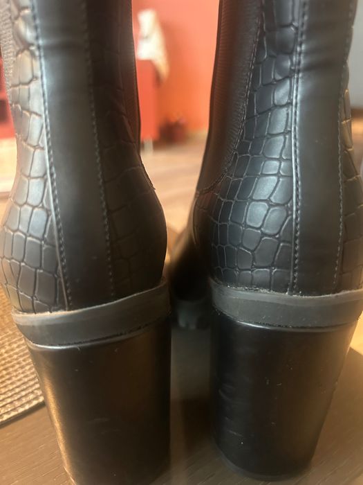 Елегантни дамски боти