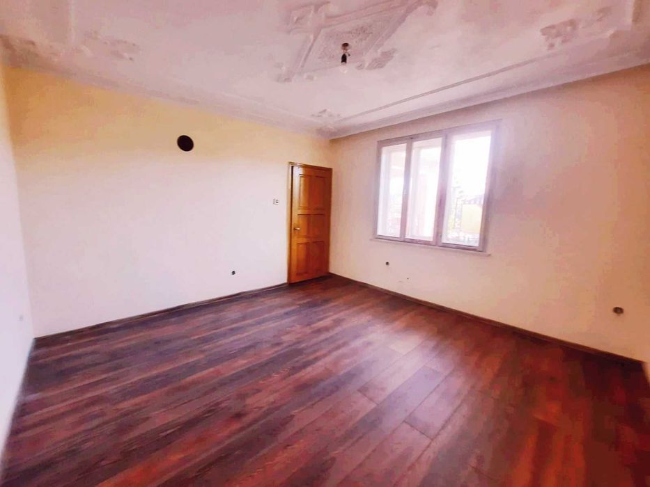 Уютна, триетажна къща от собственик с 4.5 декара двор на 50км от Варна