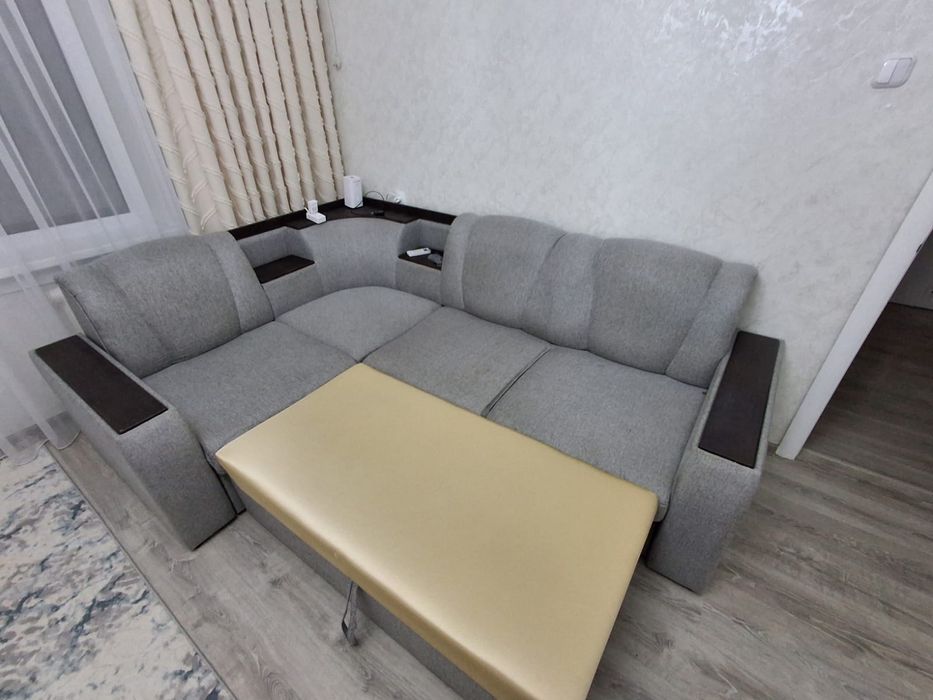 Угловой, раздвижной диван.