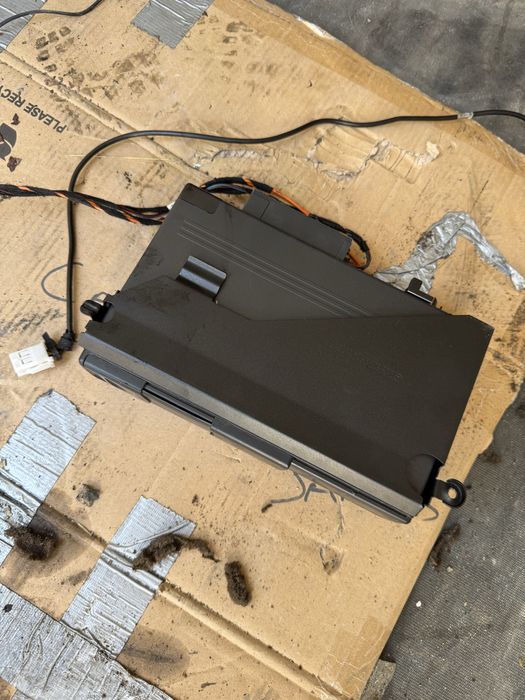 CD Changer (чейнджър) + AUX кабел - Mercedes Benz W209 - оригинални