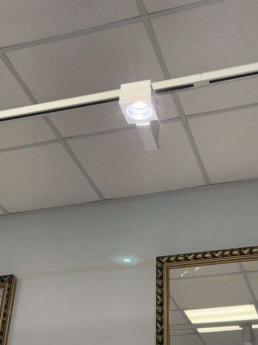 Plafoniera led pe sina