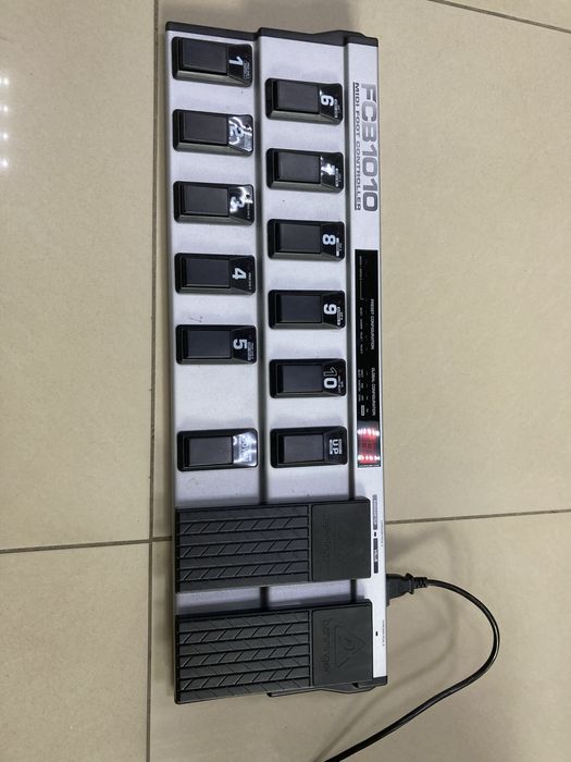 Продам миди контроллер Behringer FCB1010