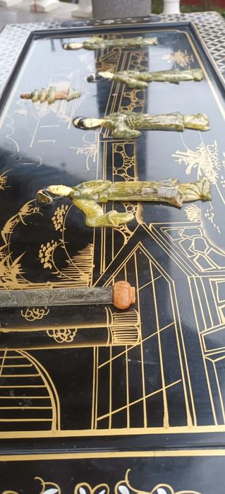 Măsuță veche din lemn cu ornamente din jad