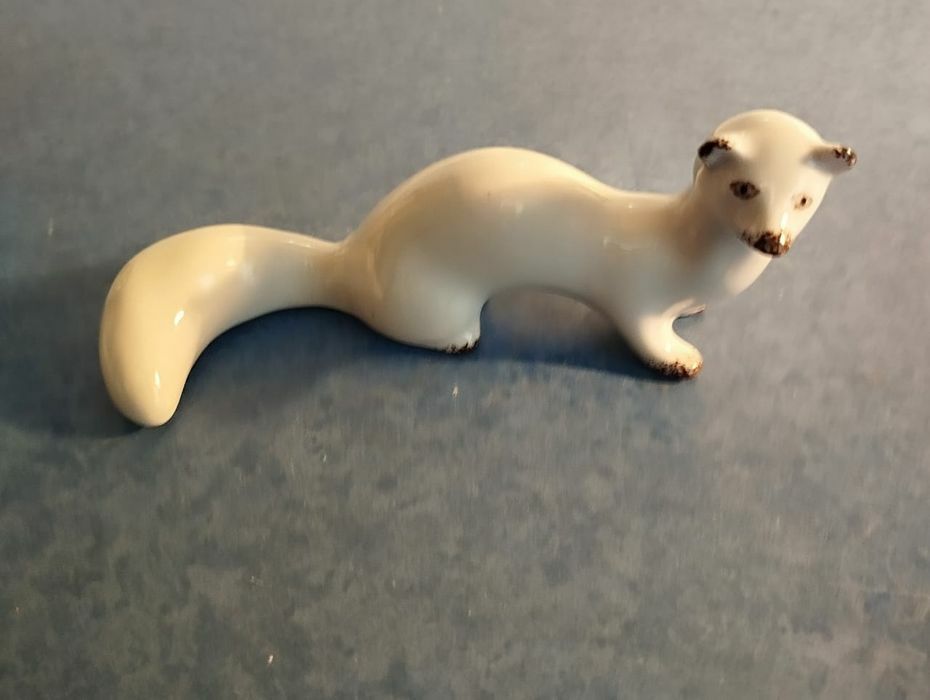 Продам фарфоровую статуэтку