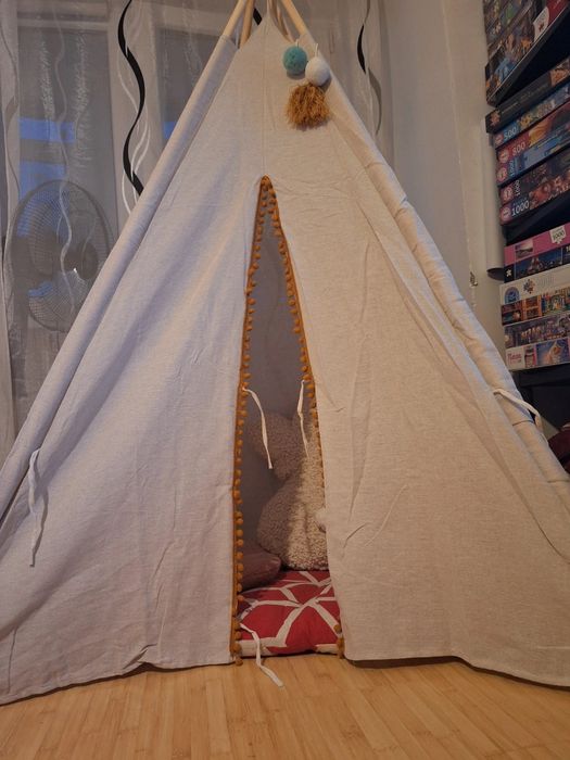 Cort Tepee nou, montat doar pentru poze