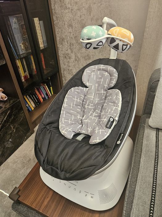 MamaRoo 5.0 черна + подложка за новородено