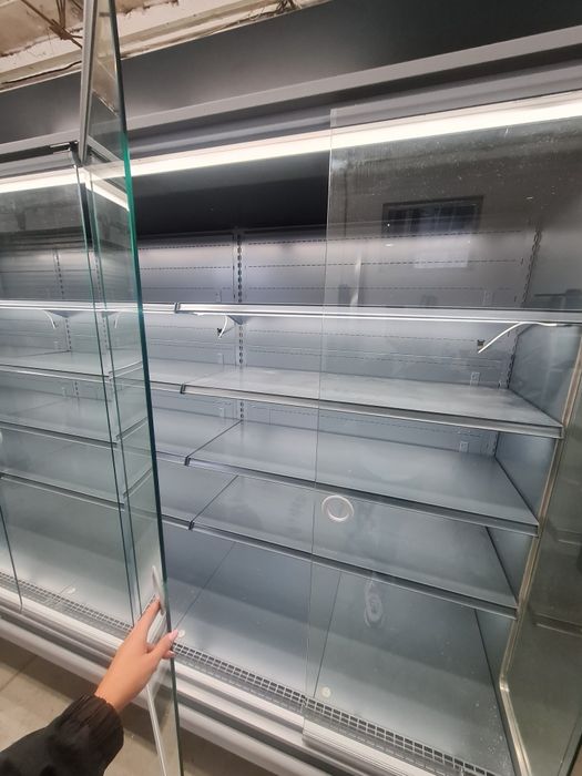 Крайстенна витрина с вратички