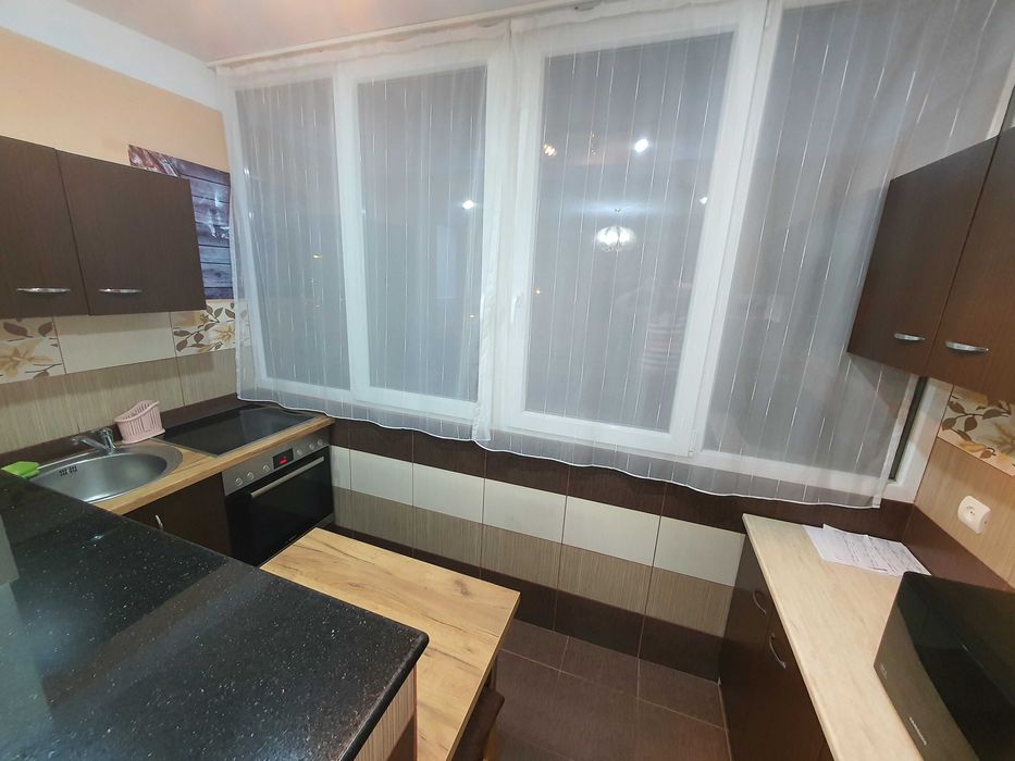 Închiriez apartament 2 camere + living ( transformat), cartier Rogerius