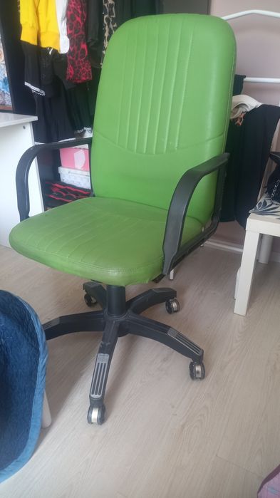 Кресло и стол  продам