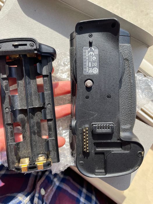 Nikon MB-D10 + 3 baterii EN-EL3e originale + încărcător MH-18a