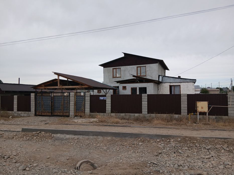 Продаеться недостроенный дом