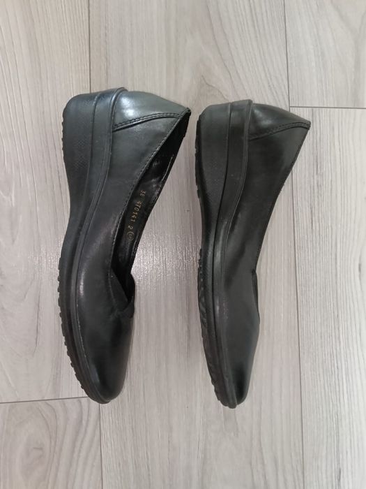 Продам 2 пары туфли.Натуральная кожа .