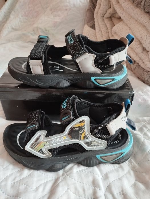 Продам детские сандалии